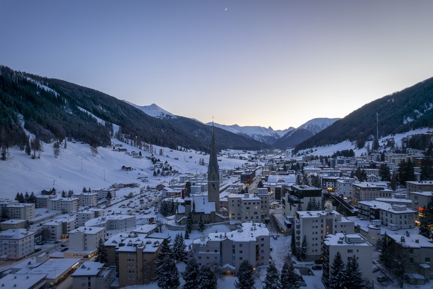 Nachrichten Linkding epa11814441 View of Davos during sunset prior the 55th annual meeting of the World Economic Forum, WEF, in Davos, Switzerland, 03 January 2025 (issued 09 January 2025). The WEF meeting that will be he ...