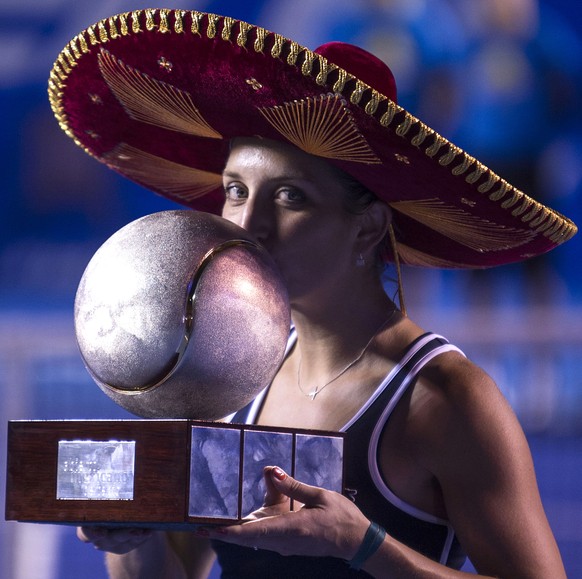 Riesig der Sombrero, riesig die Freude: Bacsinszky mit der Siegertrophäe in Acapulco.