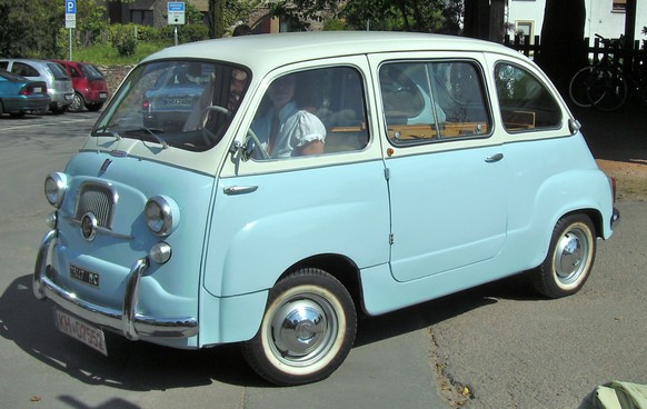 fiat 600 multipla https://commons.wikimedia.org/wiki/File:Fiat_600_Multipla.JPG