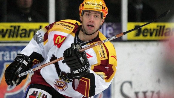 Le Genevois Philippe Bozon est photographie, lors du match de hockey sur glace LNA Lausanne HC contre HC Geneve Servette, ce mardi 30 novembre 2004 a la patinoire de Malley Lausanne. (KEYSTONE/PHOTOPR ...