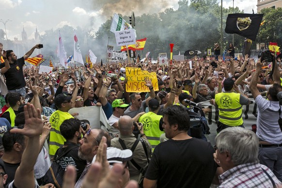 epa05999497 Thousands of taxi drivers protest during a nationwide taxi drivers strike in Madrid, Spain, 30 May 2017. Taxi drivers went on a 12-hour strike against Uber and Cabify companies claiming &# ...