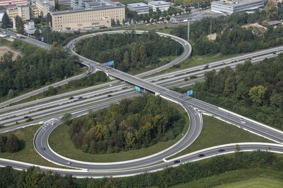 ARCHIVBILD --- ZUM TAGESGESCHAEFT DER FRUEHJAHRSSESSION AM DONNERSTAG, 21. MAERZ 2019, STELLEN WIR IHNEN FOLGENDES THEMENBILD ZUR VERFUEGUNG -- Aerial view of the Lugano north motorway exit, pictured  ...