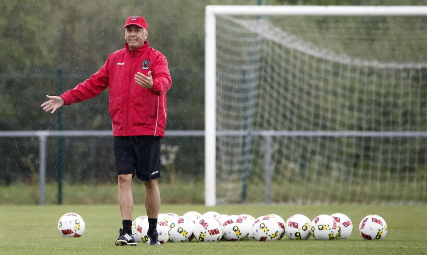 Switzerland&#039;s Lucien Favre, head coach of OGC Nice, instructs his players, during a training session, in Divonne-les-Bains, France, Tuesday, July 12, 2016. (KEYSTONE/Salvatore Di Nolfi)