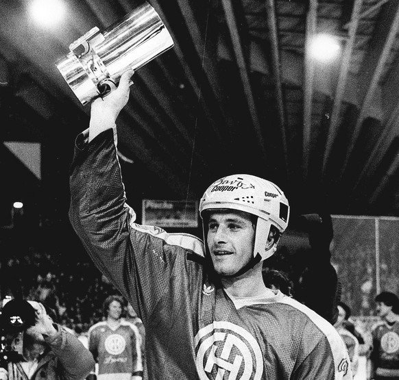 Jaques Soguel jubelt 1984 über den Davoser Meistertitel.