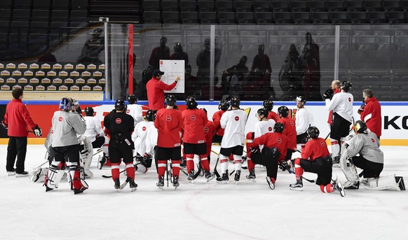 Switzerland’s head coach Patrick Fischer, center, and the player look on during a training session during the Ice Hockey World Championship in Paris, France on Wednesday, May 17, 2017. (KEYSTONE/Peter ...