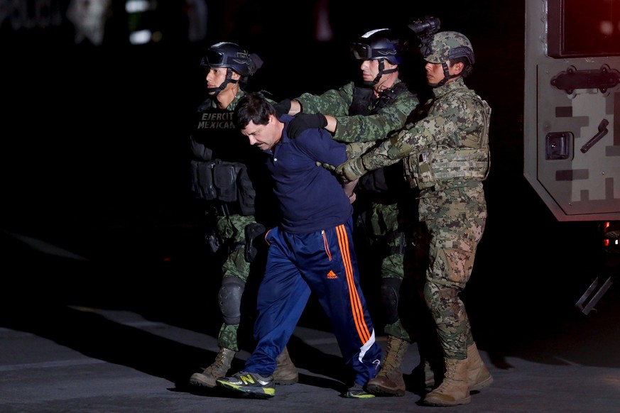 Drogenboss in Trainerhosen: Die mexikanischen Behörden präsentieren «El Chapo» nach seiner erneuten Festnahme.