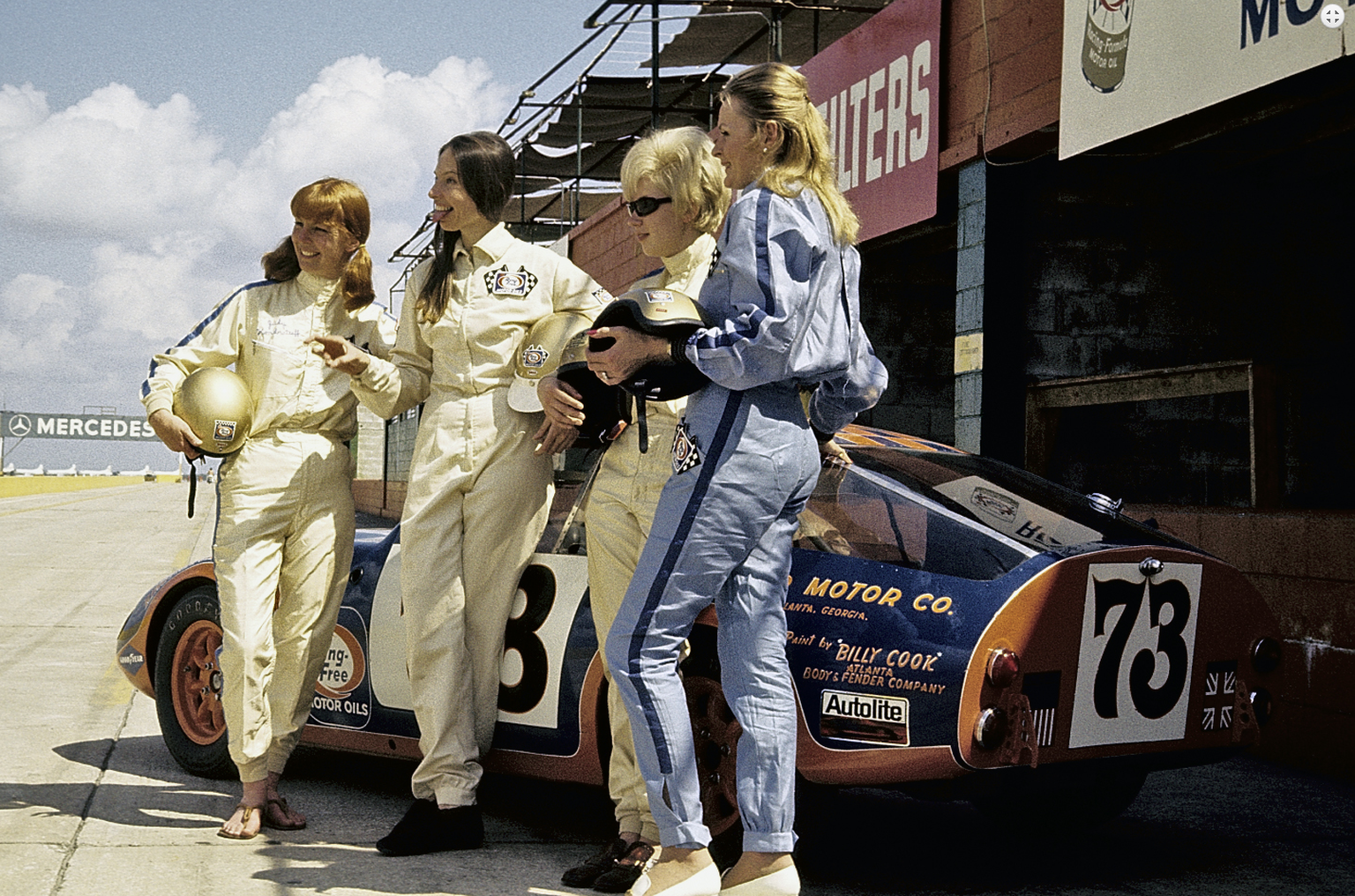 1970, Sebring, 12 Hours of Endurance: Judy Kondratieff, Janet Guthrie, Sharlene Seavey und Rosemary Smith vom Rind Free Oil Racing Team mit ihrem Austin-Healey Sprite.