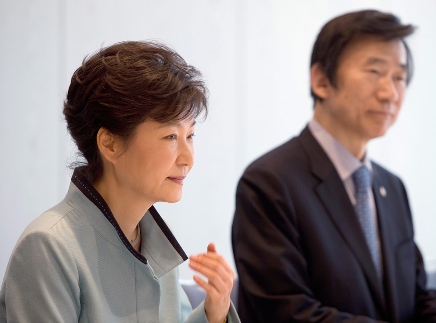 epa04143117 South Korean President Park Geun-Hye (L) and South Korean Foreign Minister Yun Byung Se (R) are pictured during a meeting with German Minister of Economics and Energy Sigmar Gabriel (not s ...