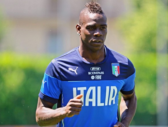 epa04236274 Italy&#039;s soccer national team striker Mario Balotelli warms up during his team&#039;s training session in Coverciano, near Florence, Italy, 02 June 2014. Italy prepares for the FIFA Wo ...