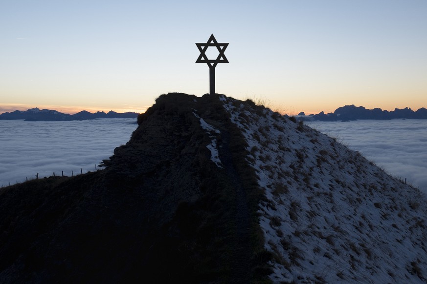 Coucher du soleil au dessus d'une mer de brouillard recouvrant la plaine du Chablais, depuis le sommet de la Croix des Chaux (2020m) vers Gryon, VD, ce lundi 19 octobre 2015. (KEYSTONE/Anthony An ...