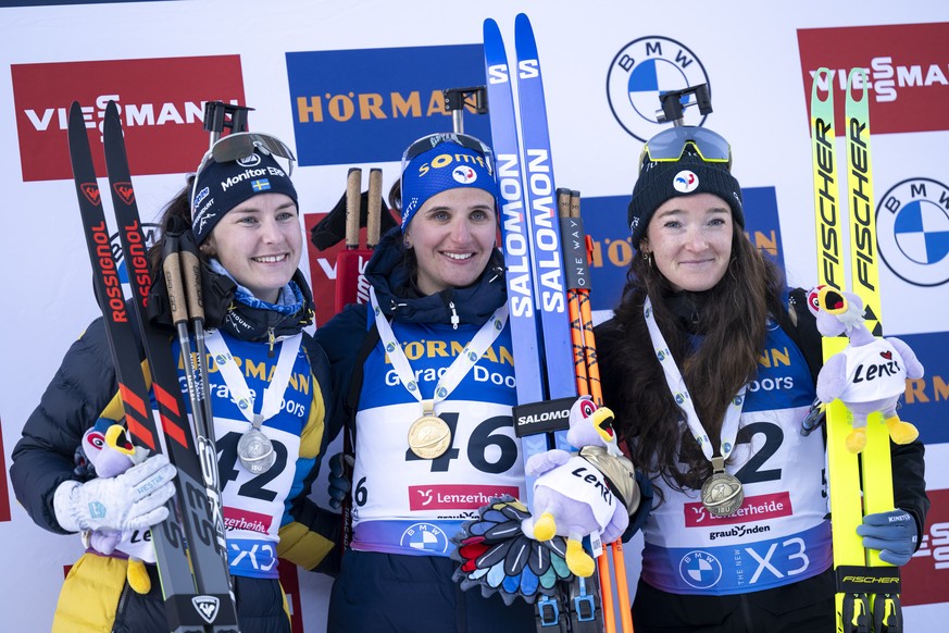 Nachrichten Linkding Silver Medalist Ella Halvarsson of Sweden, Gold Medalist Julia Simon of France and Bronze Medalist Lou Jeanmonnot of France, from left, pose during the medal ceremony after the womens 15k individual r ...