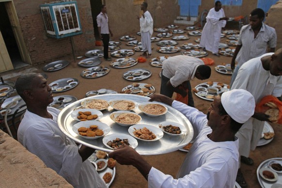 Erst nach Sonnenuntergang dürfen sich Muslime im Ramadan wieder verköstigen.