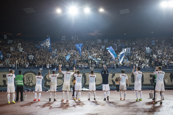 Die Zuercher Fans bejubeln die Spieler, nach dem Challenge League Fussballspiel zwischen dem FC Zuerich und dem FC Winterthur, am Montag, 25. Juli 2016 im Letzigrund in Zuerich. (KEYSTONE/Ennio Leanza ...