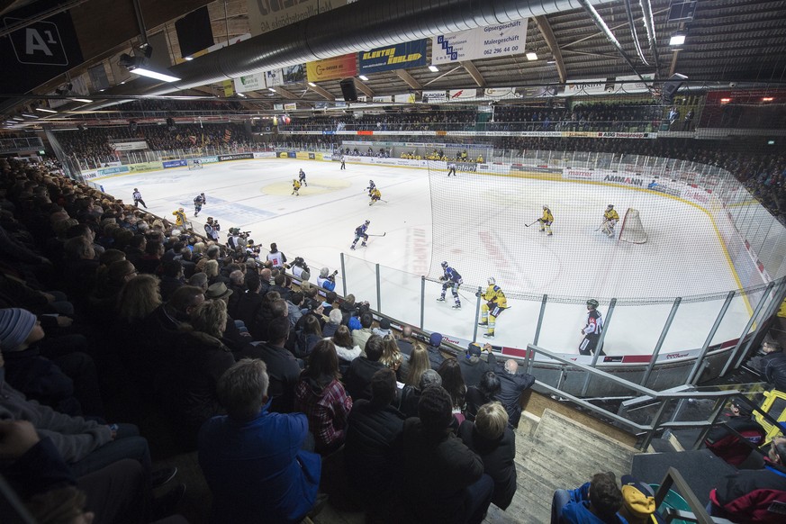 Das ausverkaufte Spiel des Eishockey Cup 1/16 Final Spiel zwischen dem SC Langenthal aus der NLB, und dem SC Bern aus der National League A, am Mittwoch 30. September 2015 in der Eishalle Schoren in L ...