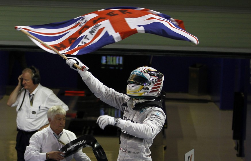 Lewis Hamilton feiert nach dem Sieg beim Saisonfinale in Abu Dhabi seinen zweiten Weltmeistertitel.