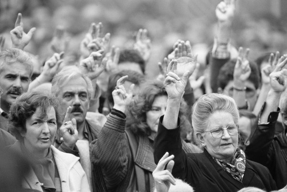 Die letzte grosse Stimmrechtsreform in der Schweiz:&nbsp;Nach jahrelangem Kampf und einem finalen Bundesgerichts-Verdikt wird das Frauenstimmrecht auch in Appenzell Innerrhoden durchgesetzt.