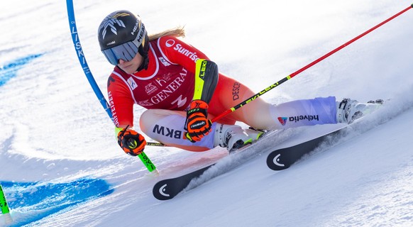 Nachrichten Linkding epa11912366 Lara Gut-Behrami of Switzerland in action during the first run of the women's Giant Slalom race at the FIS Alpine Skiing World Cup event in Sestriere, Italy, 21 February 2025. EPA/AND ...