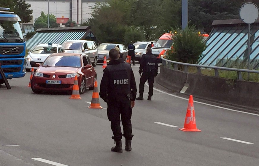 Swiss police conduct checks on cars at the entrance of the Cointrin airport in Geneva, Switzerland July 27, 2016. REUTERS/Marina Depetris