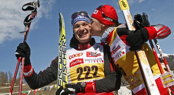 Der Schweizer Langlaeufer Dario Cologna, links, Sieger Herren, bekommt einen Kuss von Laurence Rochat, Siegerin Damen, nach dem 39. Engadiner Skimarathon am Sonntag, 11. Maerz 2007 in S-Chanf. (KEYSTO ...