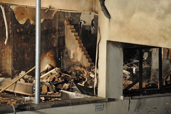 epa02345109 View of a burnt out appartment in Loerrach, Germany, 19 September 2010, following a shooting rampage that began in an apartment block and continued in neighboring St Elisabeth Hospital. Fo ...