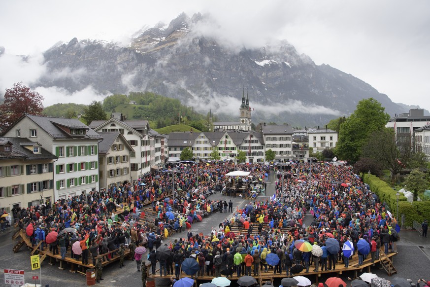 Abstimmung an der Landsgemeinde am Sonntag, 7. Mai 2017 in Glarus. Die Versammlung, die jedes Jahr am ersten Mai-Sonntag stattfindet, ist das oberste gesetzgebende Organ des Gebirgskantons. Sie ist ei ...