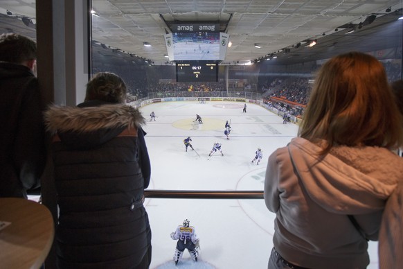 Zuschauer in der Lounge verfolgen das Eishockey-Meisterschaftsspiel der National League A zwischen dem EHC Biel und den Kloten Flyers am Freitag, 26. September 2014, in der Eishalle Biel. (KEYSTONE/Pe ...