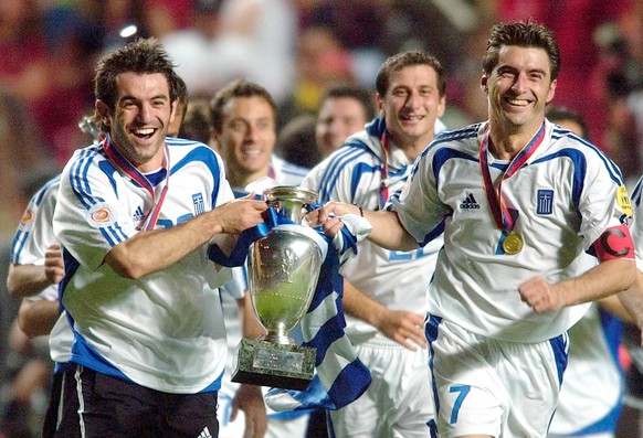 Die griechischen Spieler nach dem sensationellen Titelgewinn 2004 auf der Ehrenrunde.