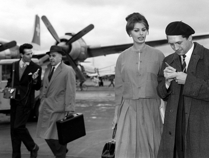 Sophia Loren und ihr Mann Carlo Ponti kommen am Flughafen Zürich in Kloten an, 1959.&nbsp;