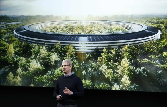 Neue Oligarchen oder Vorkämpfer für die Nachhaltigkeit? Apple CEO Tim Cook vor dem geplanten neuen Apple-Hauptquartier.&nbsp;