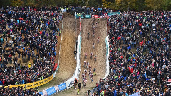 25.10.2015; Zonhoven; Radquer - SP Zonhoven 2015;
Feature Illustration Fans Zuschauer Publikum
(Tim De Waele/freshfocus)