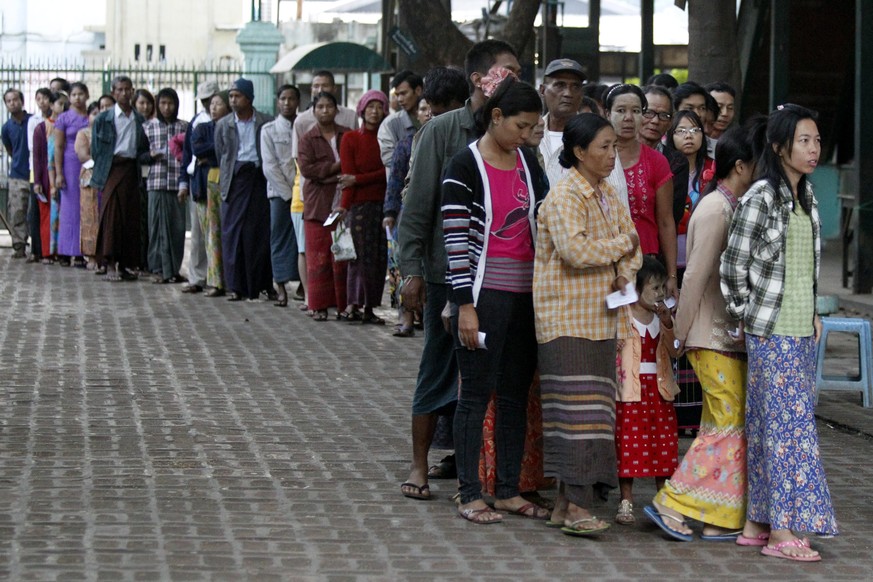 Bürger Myanmars stehen für die Stimmabgabe an.