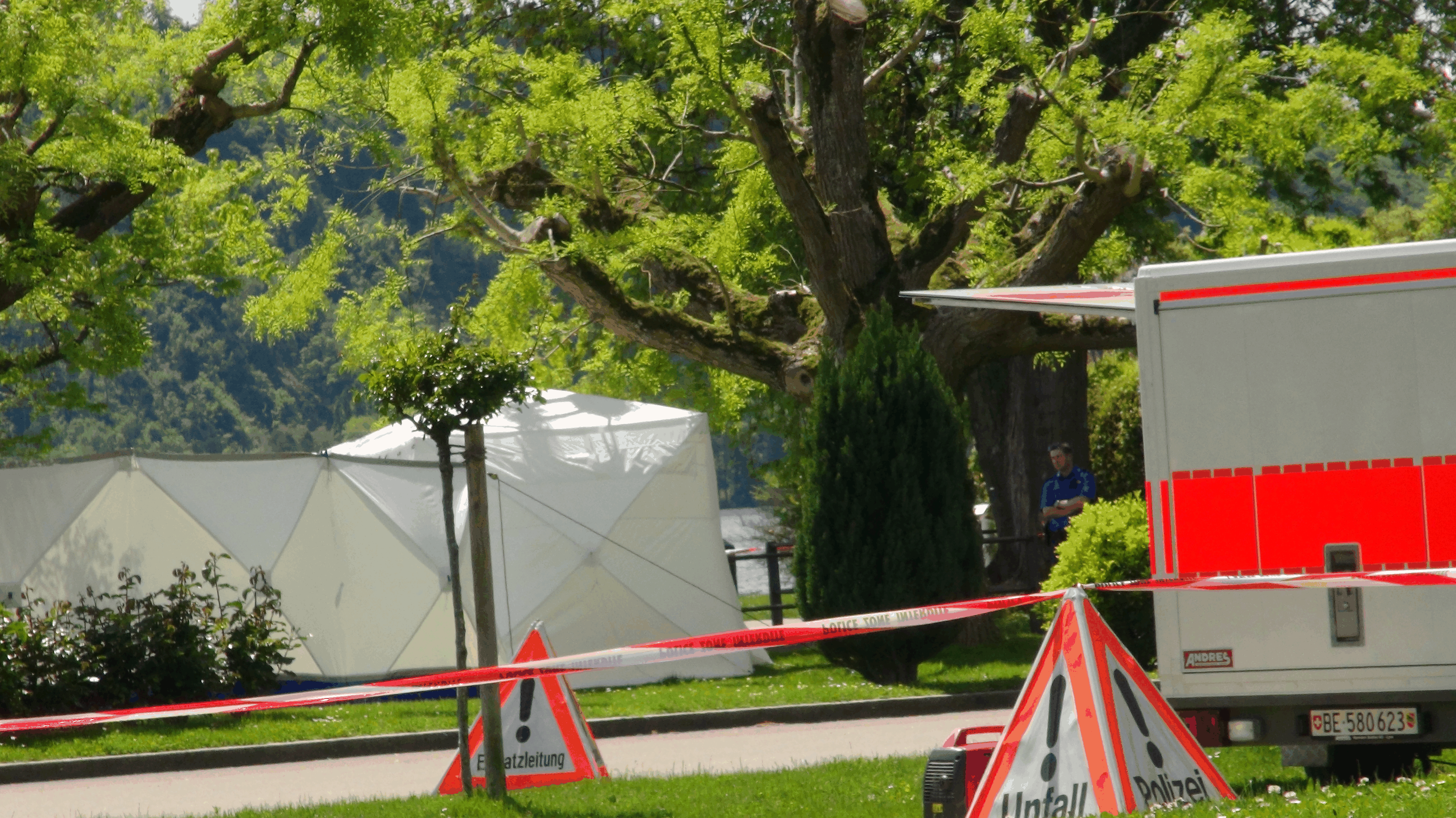 Ein Grossaufgebot der Polizei an der Unfallstelle am Hafen von La Neuveville.