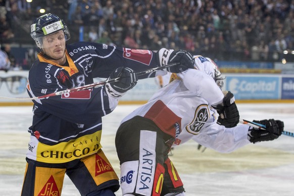 Carl Klingberg, links, von Zug, gegen Ryan Wilson, rechts, von Lugano beim Eishockey Meisterschaftsspiel zwischen dem EV Zug und dem HC Lugano am Samstag, 15. Oktober 2016, in Zug. (KEYSTONE/Urs Fluee ...