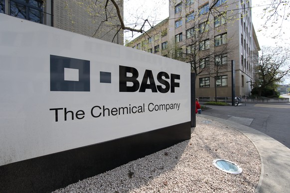 ZUR MELDUNG, DASS DER CHEMIEKONZERN BASF IN BASEL UND SCHWEIZERHALLE 180 STELLEN ABBAUEN WILL, STELLEN WIR IHNEN AM MITTWOCH, 26. OKTOBER 2016, FOLGENDES ARCHIVBILD ZUR VERFUEGUNG - Das BASF Logo vor  ...