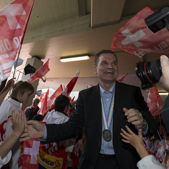 Der Schweizer Nationaltrainer Sean Simpson anlaesslich der Ankunft der Schweizer Eishockey Nationalmannschaft am Montag, 20. Mai 2013 auf dem Flughafen in Zuerich Kloten. (KEYSTONE/Patrick B. Kraemer)