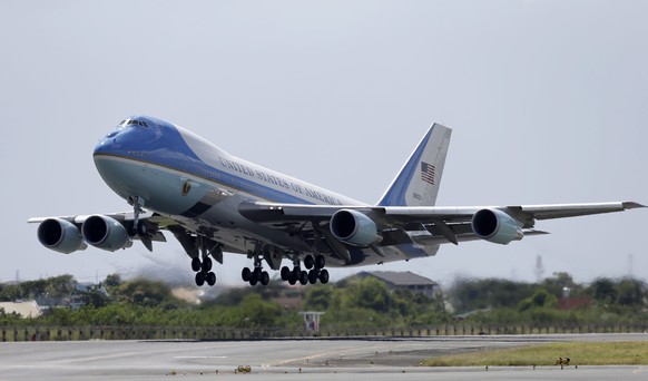 epa05033834 US Airforce One takes off with US President Barack Obama on board while on its way Malaysia, after Obama attended the Asia Pacific Economic Cooperation (APEC), at the International Airport ...