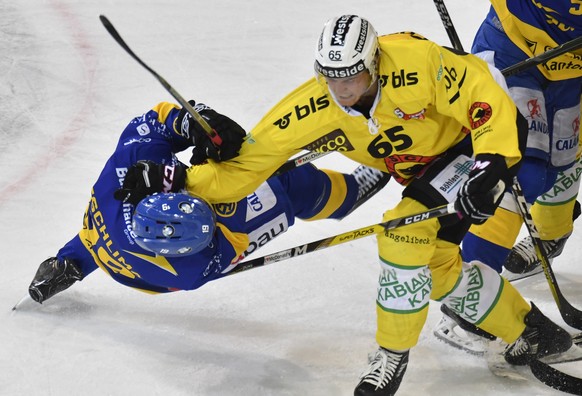 Der Berner Ramon Untersander, rechts, ringt den Davoser Marc Aeschlimann zu Boden, beim Eishockey Meisterschaftsspiel der National League A zwischen dem HC Davos und dem SC Bern, am Sonntag, 18. Septe ...