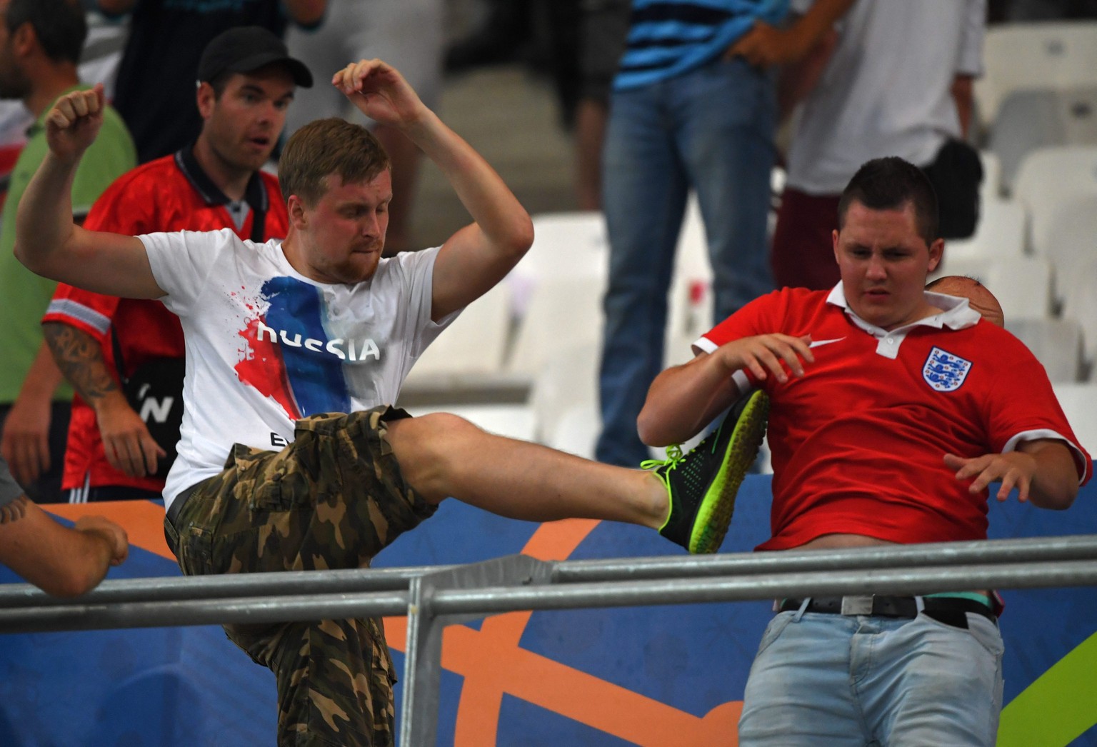 Ein russischer Hooligan traktiert einen englischen Fan im&nbsp;Stade Vélodrome.