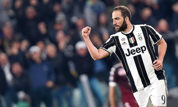epa05947377 Juventus&#039; Gonzalo Higuain celebrates after scoring the 1-1 equalizer during the Italian Serie A soccer match between Juventus FC and Torino FC at Juventus Stadium in Turin, Italy, 06  ...