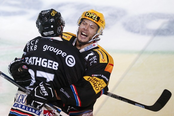 Fribourgs Topscorer Julien Sprunger jubelt mit Teamkollege Yannick Rathgeb nach seinem Tor zum 4-4 im Eishockey Meisterschaftsspiel der National League A zwischen dem HC Fribourg Gotteron und den ZSC  ...