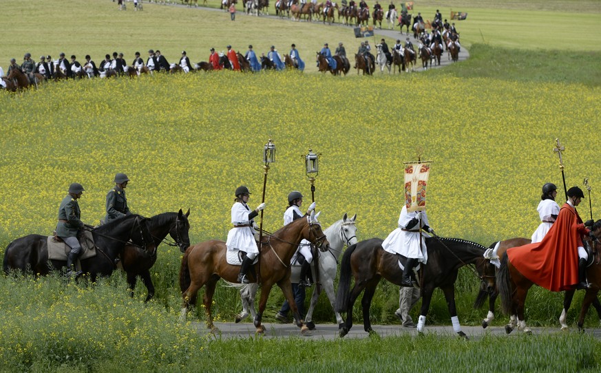 Ueber hundert Reiter und Fussgaenger geniessen bei schoenstem Fruehlingswetter den traditionellen Auffahrtsumritt von Beromuenster, am Donnerstag, 14. Mai 2015, in Beromuenster. (KEYSTONE/Urs Flueeler ...