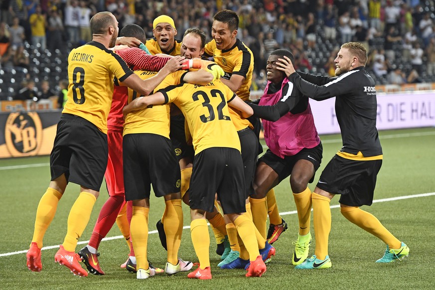 03.08.2016; Bern; Fussball Champions League 3. Qualifikationsrunde - BSC Young Boys - Schachtar Donezk; 
YB jubelt nach dem Spiel
 (Urs Lindt/freshfocus)