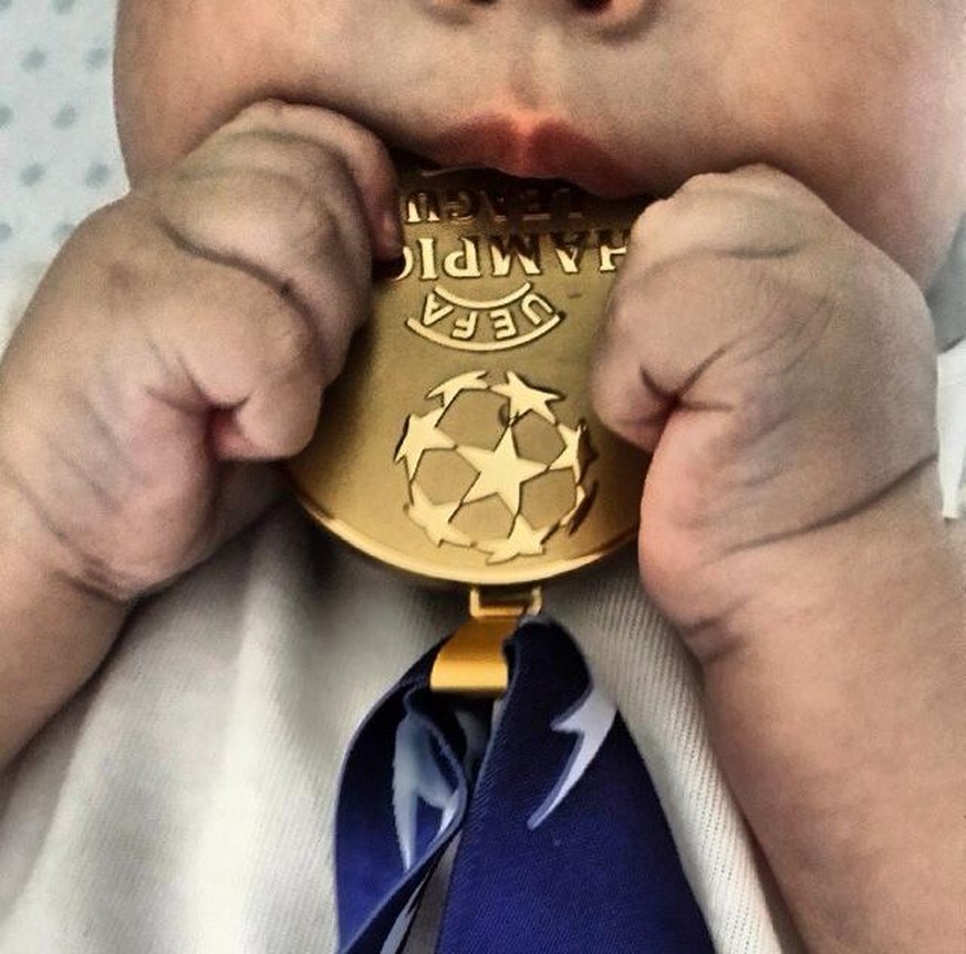 Der Sohn von Iker Casillas mag die Medaille genauso wie sein Vater selbst.