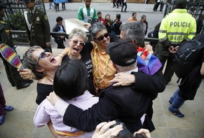 LGBTI-Aktivisten feiern vor einem Gerichtsgebäude eine frühere Entscheidung für die Homo-Ehe in Kolumbien.