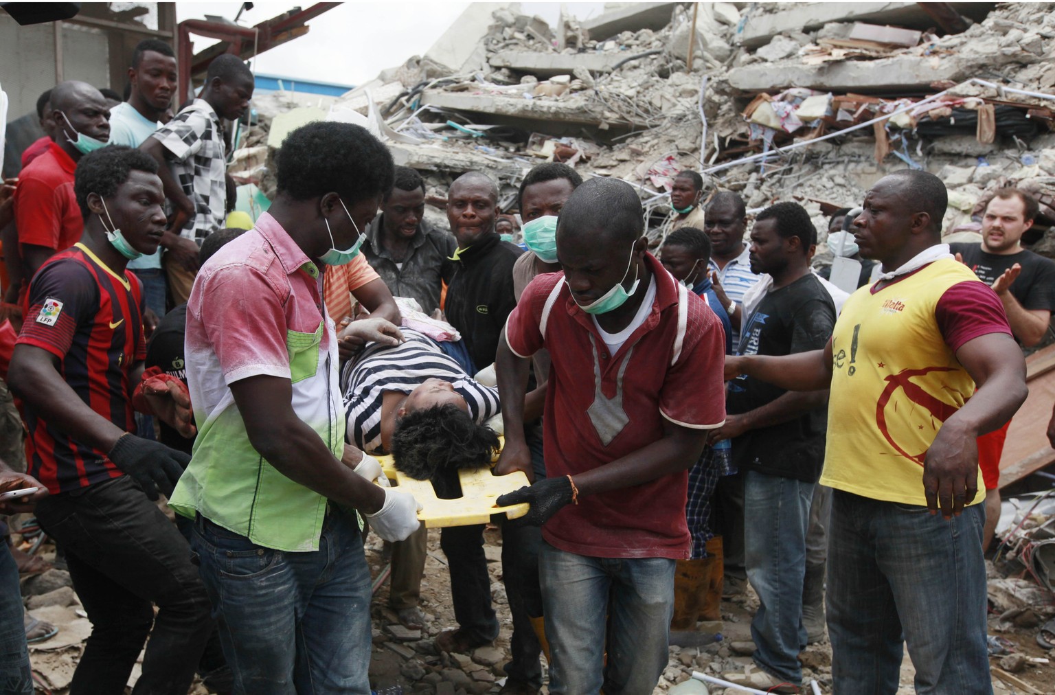 Rettungskräfte und Freiwillige bergen eine Frau aus den Trümmern. Bild vom 13. September.