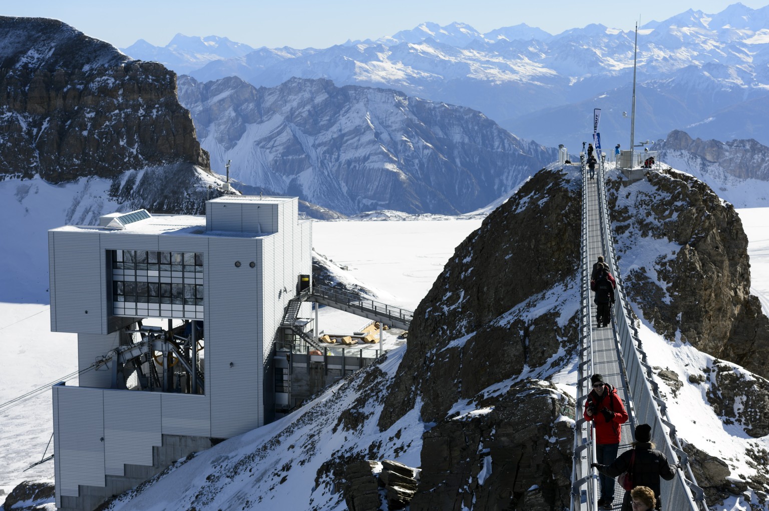 Neben der Hängebrücke gebe es im Skigebiet Glacier 3000 auch eine übergrosse, glänzende Bergstation sowie die Rodelbahn «Alpine Coaster». Die Brücke habe keine Funktion, ausser derjenigen, einer gesät ...