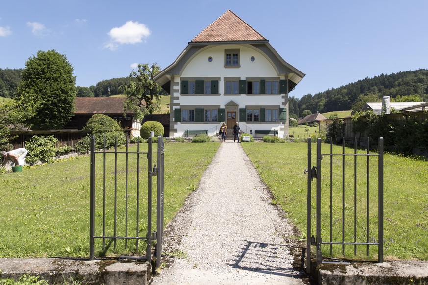 Der Westzugang des Gotthelfzentrums, dem 1655 erbauten Pfarrhaus, am Montag, 4. Juli 2016, in Luetzelflueh. Im Pfarrhaus wohnte und wirkte Jeremias Gotthelf von 1831 bis zu seinem Tod im Jahre 1854. I ...