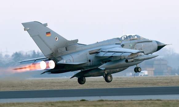 Eine von zwei deutschen Tornado-Kampfjets startet von der Nato-Luftwaffen-Basis&nbsp;4 in Incirlik, Türkei.