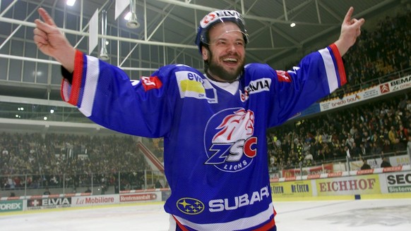 Peter Jaks von den ZSC Lions, feiert am Samstag, 7. April 2001, in Lugano nach dem letzten Playoff-Finalspiel der Eishockey-NLA gegen den HC Lugano den mit Sudden Death erreichten Meistertitel. (KEYST ...