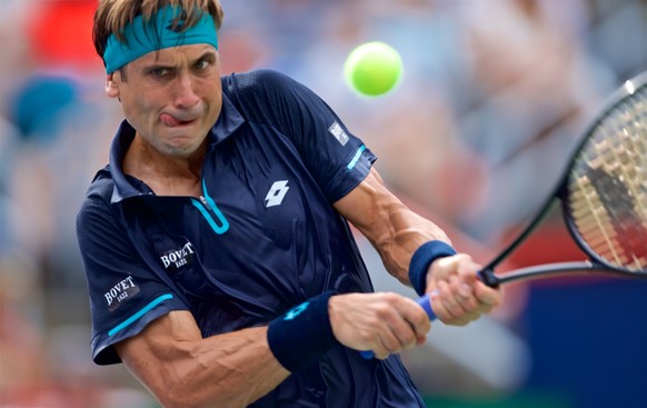 epa06136459 David Ferrer of Spain in action against Roger Federer of Sweden during the third round of the Rogers Cup ATP mens tennis tournament in Montreal, Canada, 10 August 2017. EPA/Andre Pichette